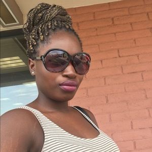 Meet your Posher, Dina